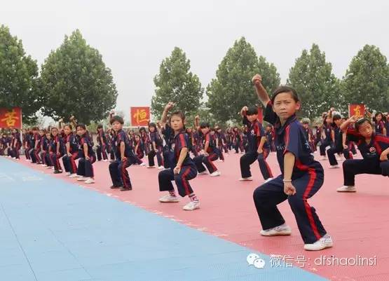 学校女学员集体练武