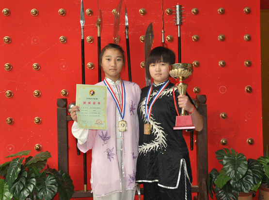 学校女学员参赛获得奖杯