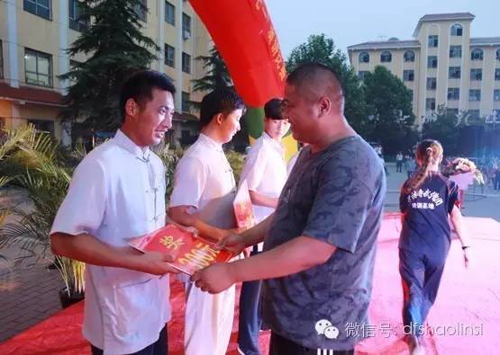 少林武校领导为教练颁发证书