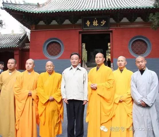 少林延鲁武术学校创始人释延鲁大师接待全国人大委员长吴邦国一行，委员长观摩了武僧们的精妙功夫后，对少林功夫给予高度的评价.jpg