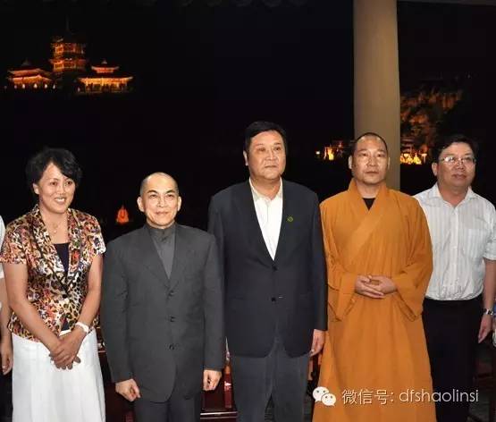 少林延鲁武术学校创始人释延鲁大师在《禅宗少林.音乐大典》隆重接待柬埔寨国王诺罗敦.西哈莫尼（Norodom Sihamoni）陛下一行.jpg