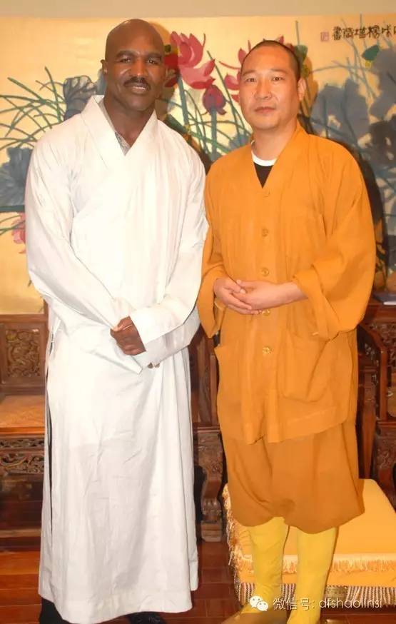 2008年8月5日，总教头接待了在集团访问交流的世界拳王霍利菲尔德，并签署成立了“霍利菲尔德拳王培训中心”.jpg